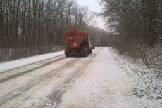 Більше 40 одиниць техніки працює на дорогах області