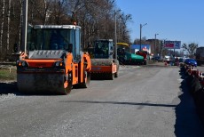 Техніка ущільнює шари основи на дорозі Київ-Харків